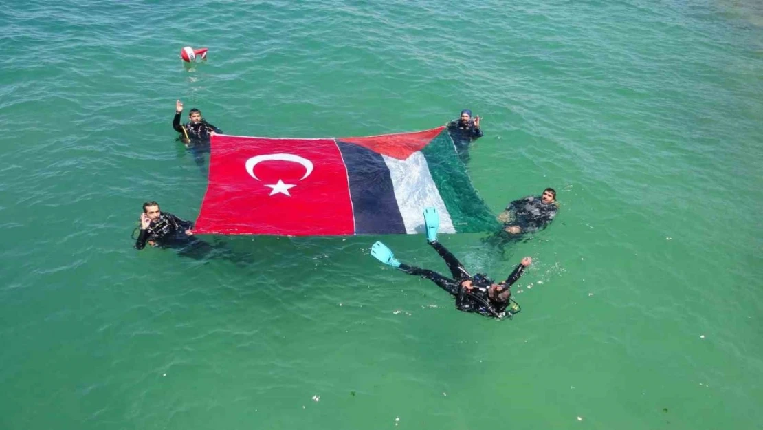 Van Gölü'nün yüzeyinde Türk ve Filistin bayrakları açıldı