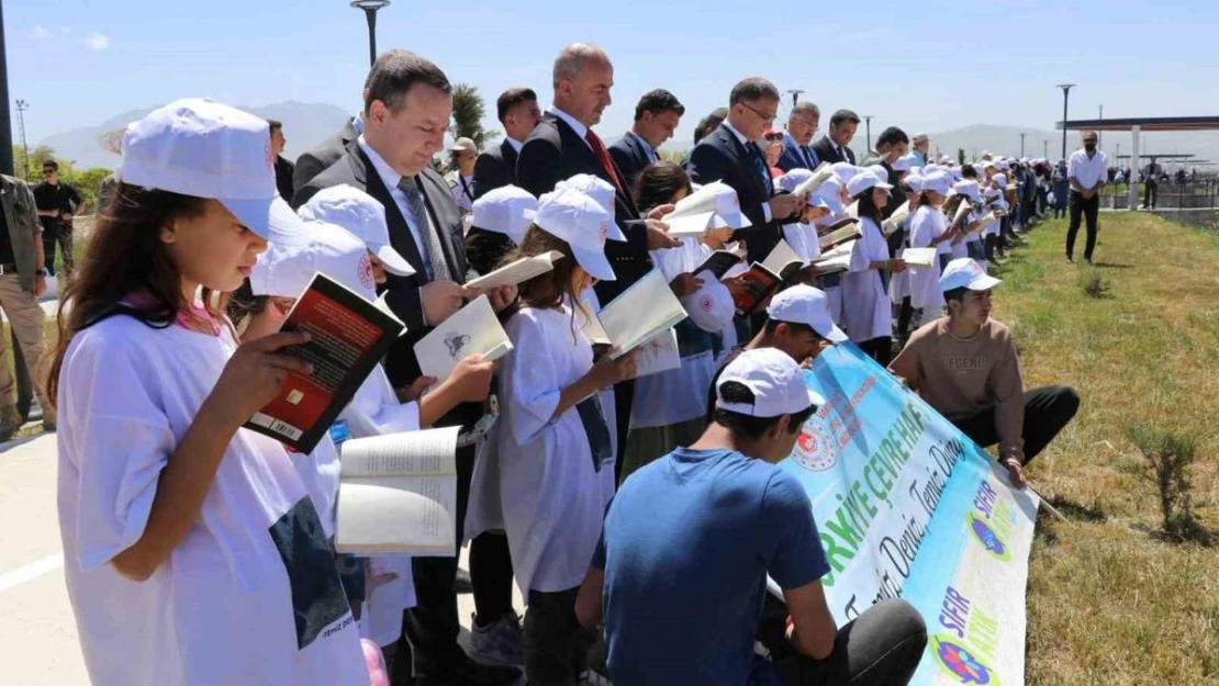 Van Gölü sahilinde temiz bir çevre için kitap okudular