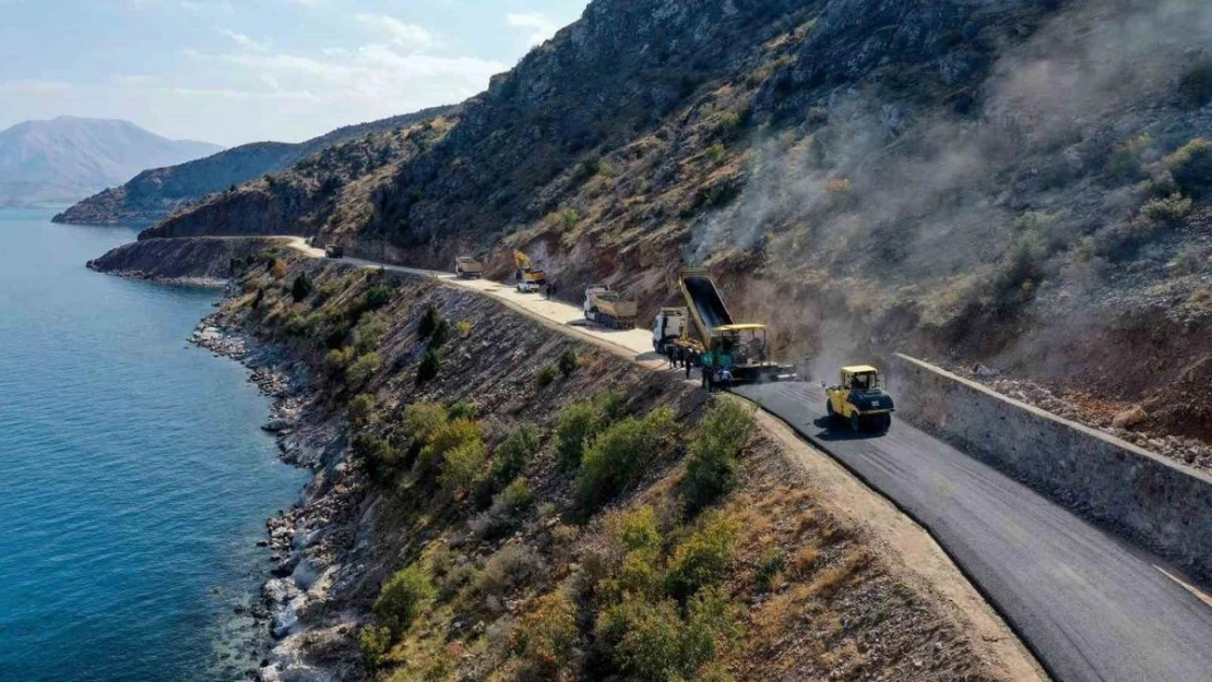 Van Gölü sahilindeki grup mahalle yolu asfaltlandı