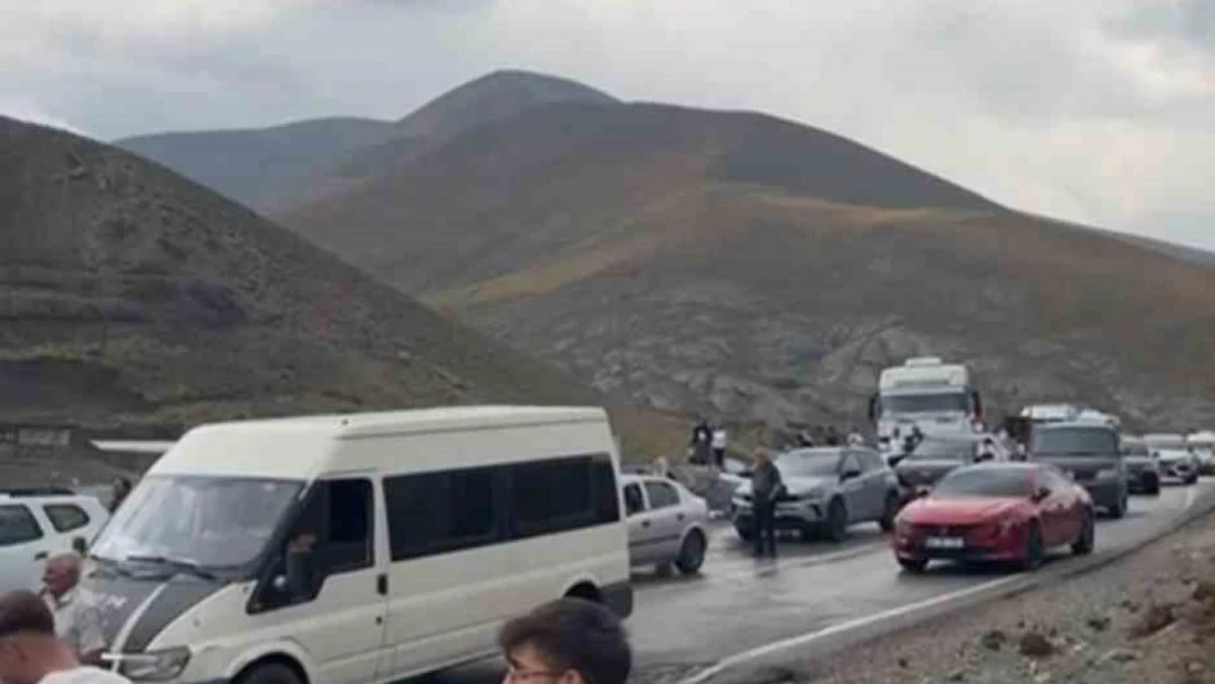 Van-Hakkari karayolunda onlarca araç selde mahsur kaldı