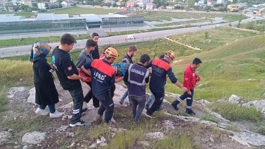 Van Kalesi'nde fotoğraf çektirmek isterken aşağı düştü