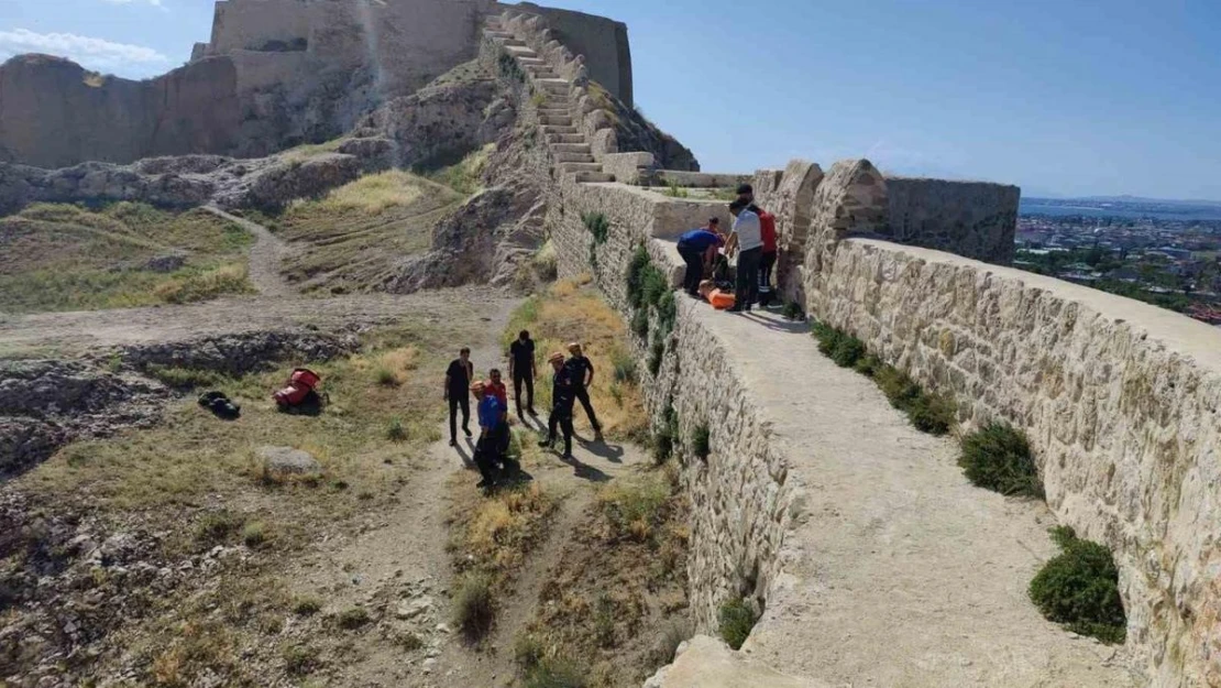 Van Kalesi'nden düşüp ayağı kırıldı, ekipler tarafından kurtarıldı