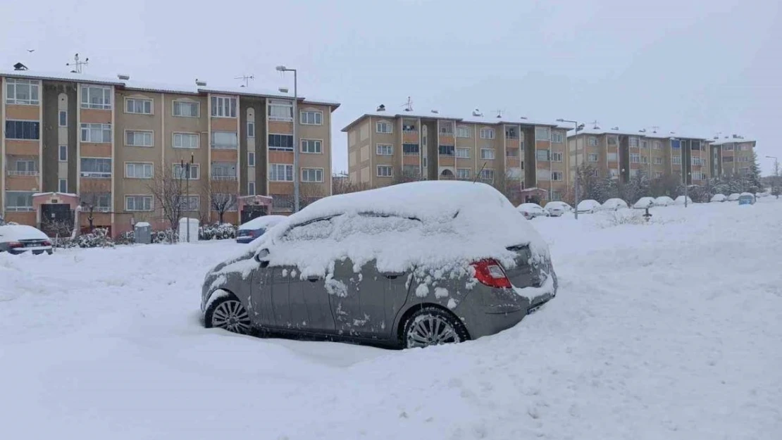 Van kar hapsinde: 671 yerleşim yerinin yolu ulaşıma kapandı