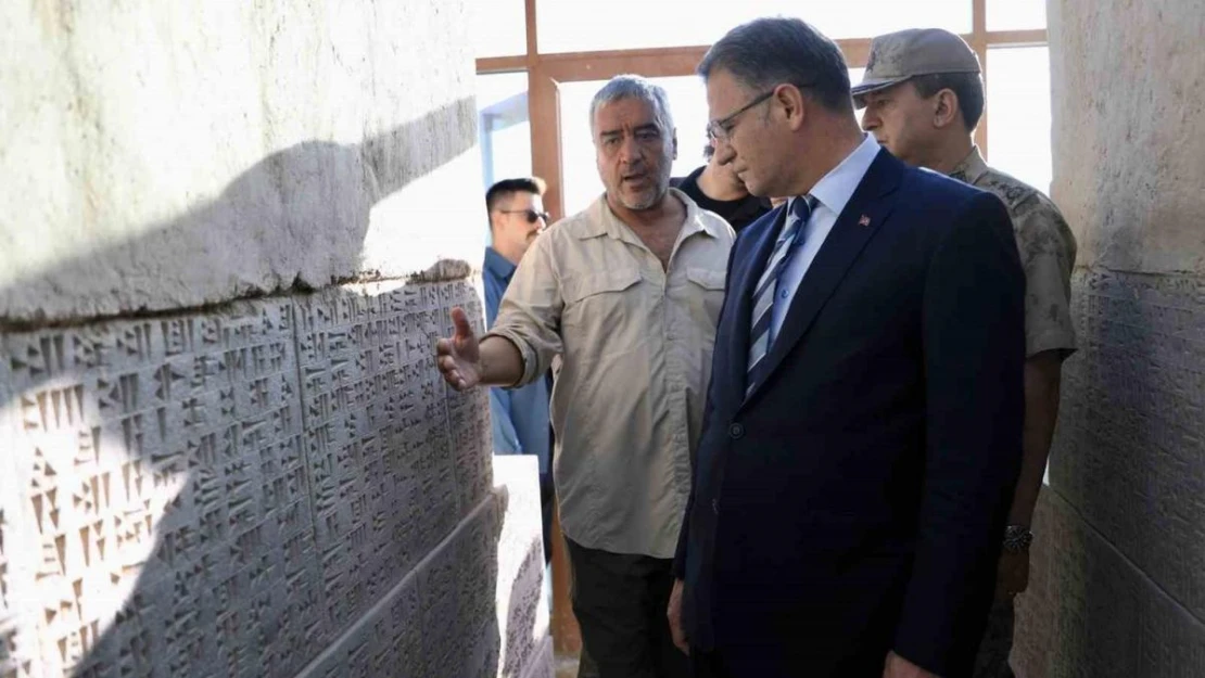 Van Valisi Balcı, Ayanıs Kalesi'ndeki kazıları takip etti