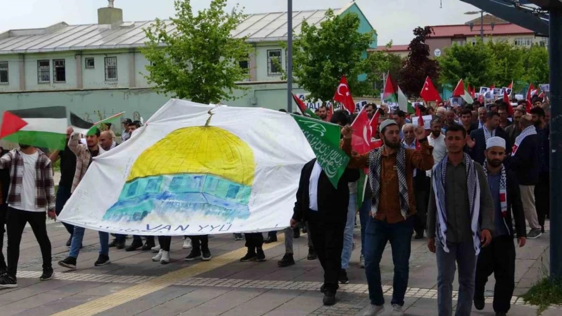 Van YYÜ'de akademisyen ve öğrencilerden Filistin için 'sessiz' yürüyüş