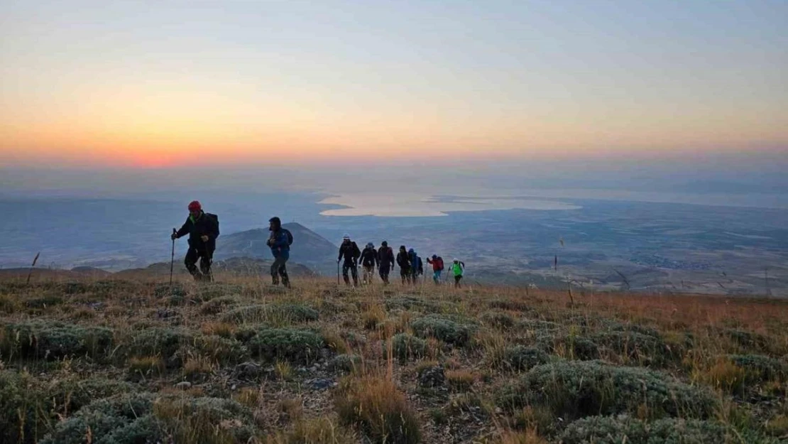 Vangölü Aktivistleri Derneği üyeleri Süphan Dağı'na tırmandı