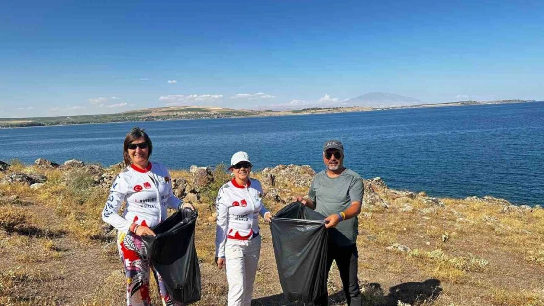 Vangölü Aktivistleri Derneği üyeleri Tatvan sahilinde çöp topladı