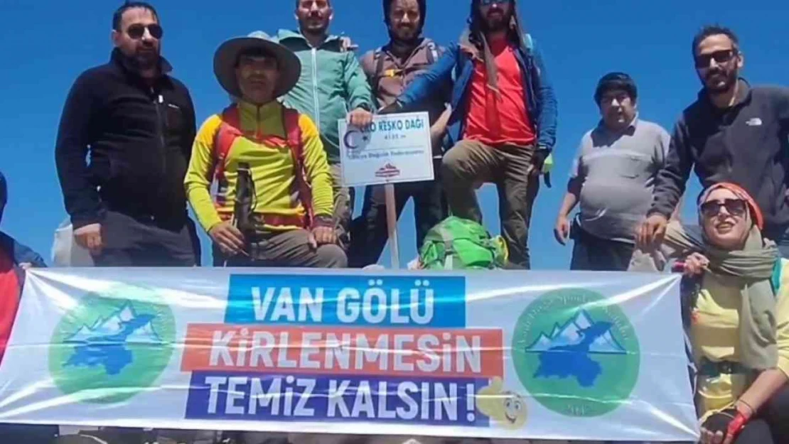 Vanlı 12 doğasever Reşko Zirvesi'ne tırmandı: 'Van Gölü temiz kalsın kirlenmesin' pankartı açtılar