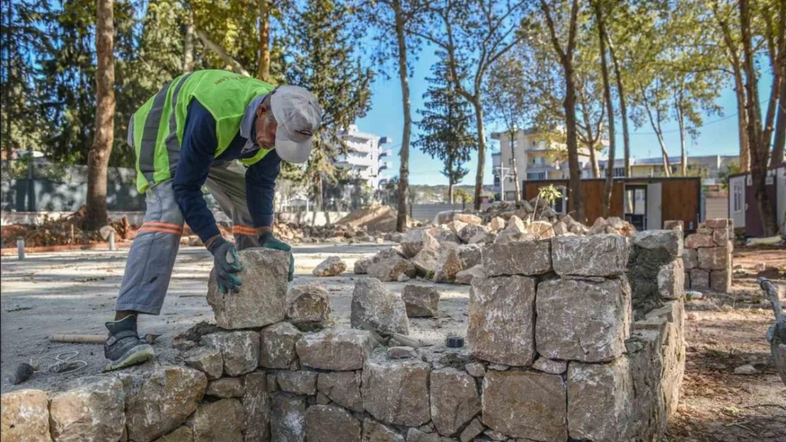 Varsak kent meydanına kavuşuyor