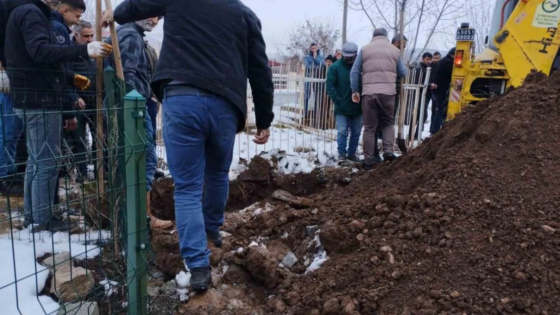 Varto'da intihar eden 2 öğrenci toprağa verildi