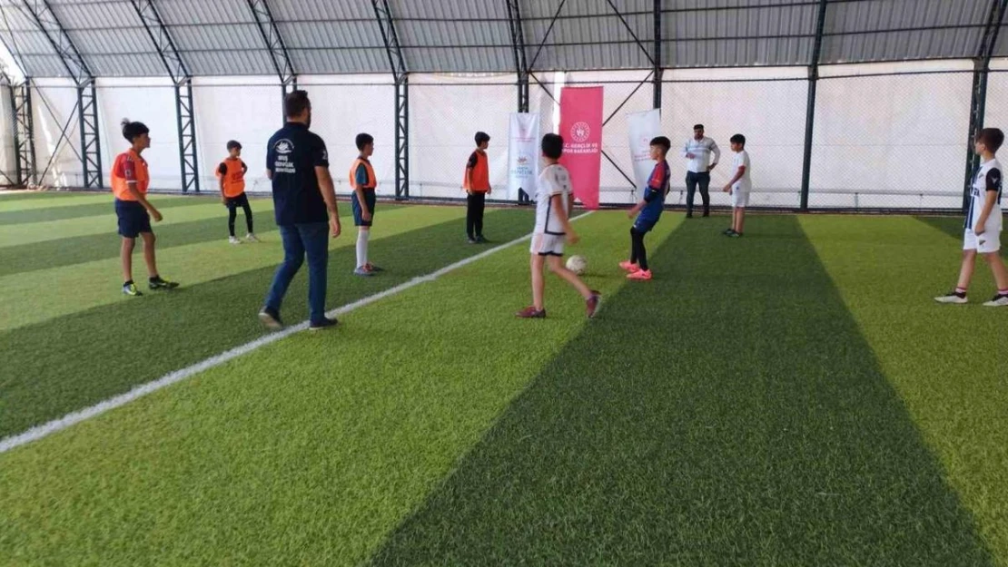 Varto'da Kur'an kursu öğrencileri arasındaki futbol turnuvası sona erdi