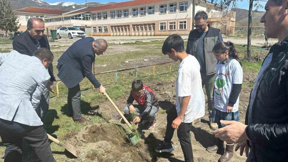 Varto'da öğrenciler okul bahçesine fidan dikti