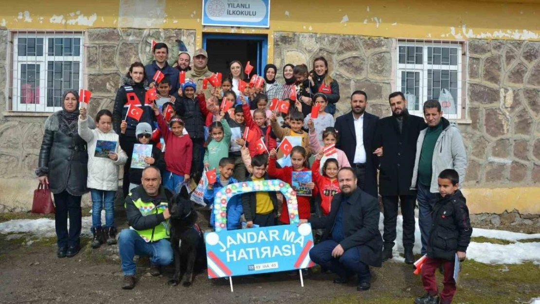 Varto'da şehit yakınları ve jandarmadan köy ilkokuluna anlamlı ziyaret