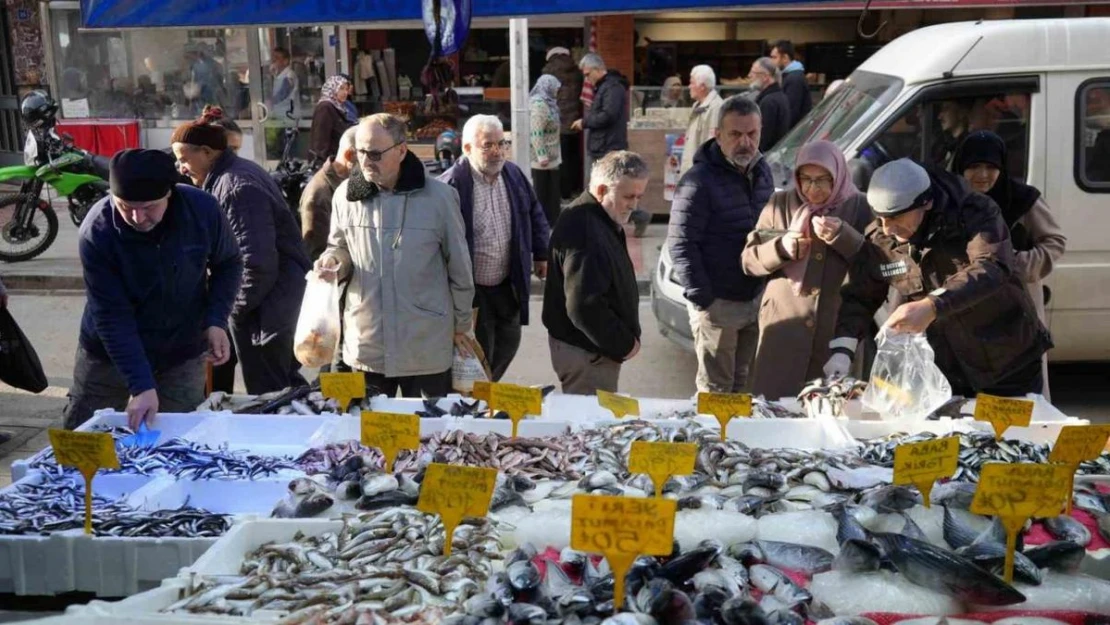 Vatandaşlar hamsiyi alırken fiyatına değil boyuna bakıyor