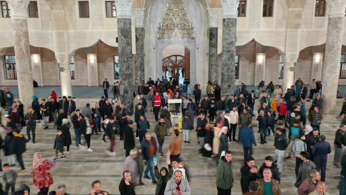 Vatandaşlar Ramazanda Millet Cami'ne akın etti