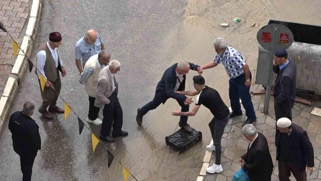 Vatandaşlardan dereye dönen yola 'kasalı' çözüm