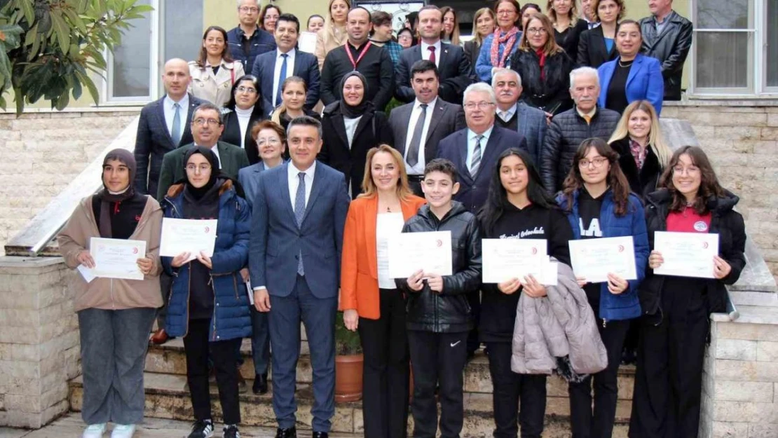 Veremi en iyi çizen ve yazıya döken öğrenciler ödüllerini aldı