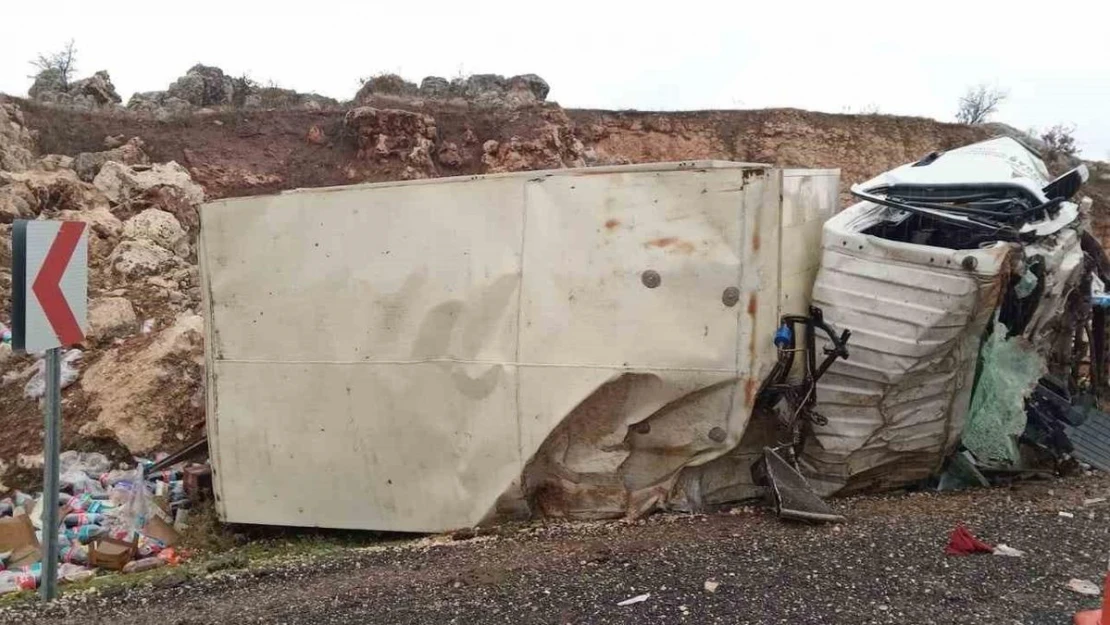 Virajı alamayan kamyon takla attı: 2 ağır yaralı