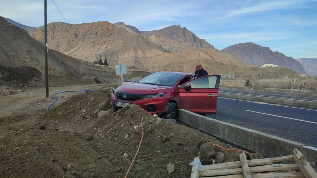 Virajı alamayan otomobil bordür taşlarına çarptı