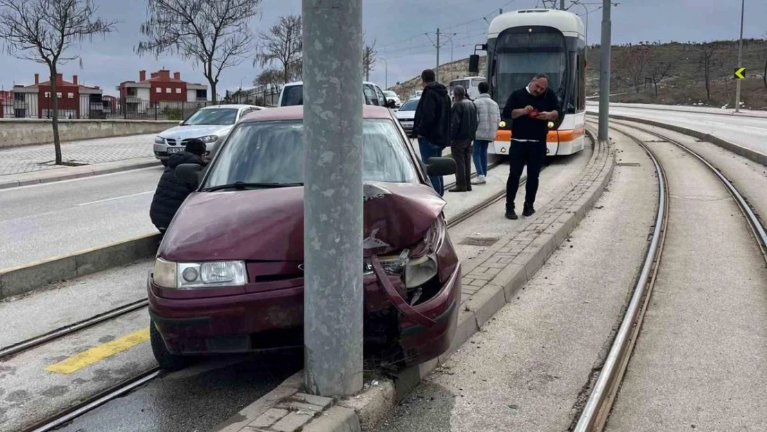 Virajı alamayan otomobil tramvay yoluna girdi