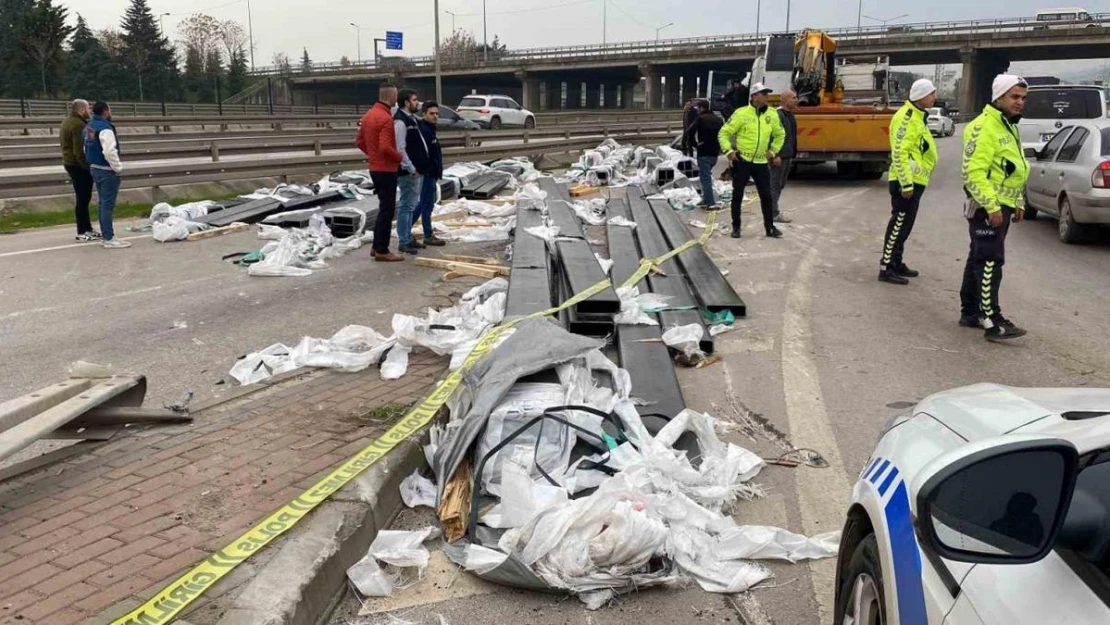 Virajı alamayan tırdan düşen demir profiller yola savruldu, trafik durdu