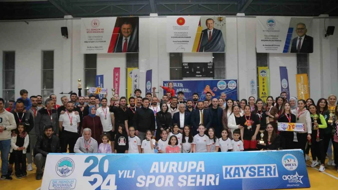 Voleybol turnuvasında dereceye giren takımlara ödülleri veridi