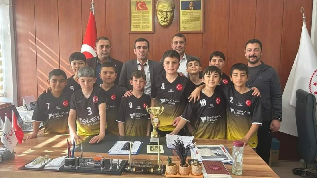 Voleybolda il ikincisi olan Çanakçı Ortaokulu öğrencileri ödüllendirildi