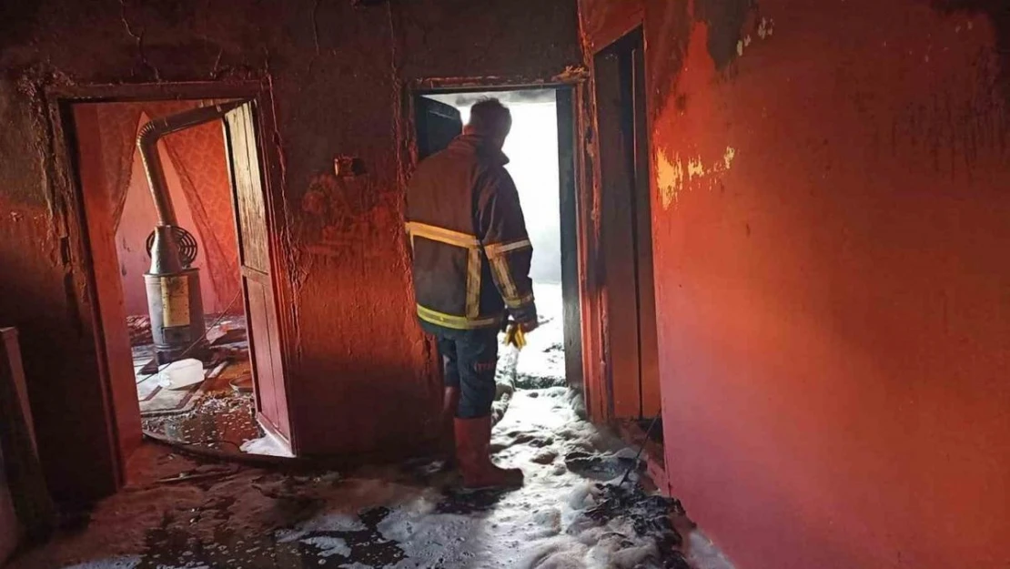 Yabancı uyruklu ailenin çocuk çakmakla oynadığı sırada evi yaktı