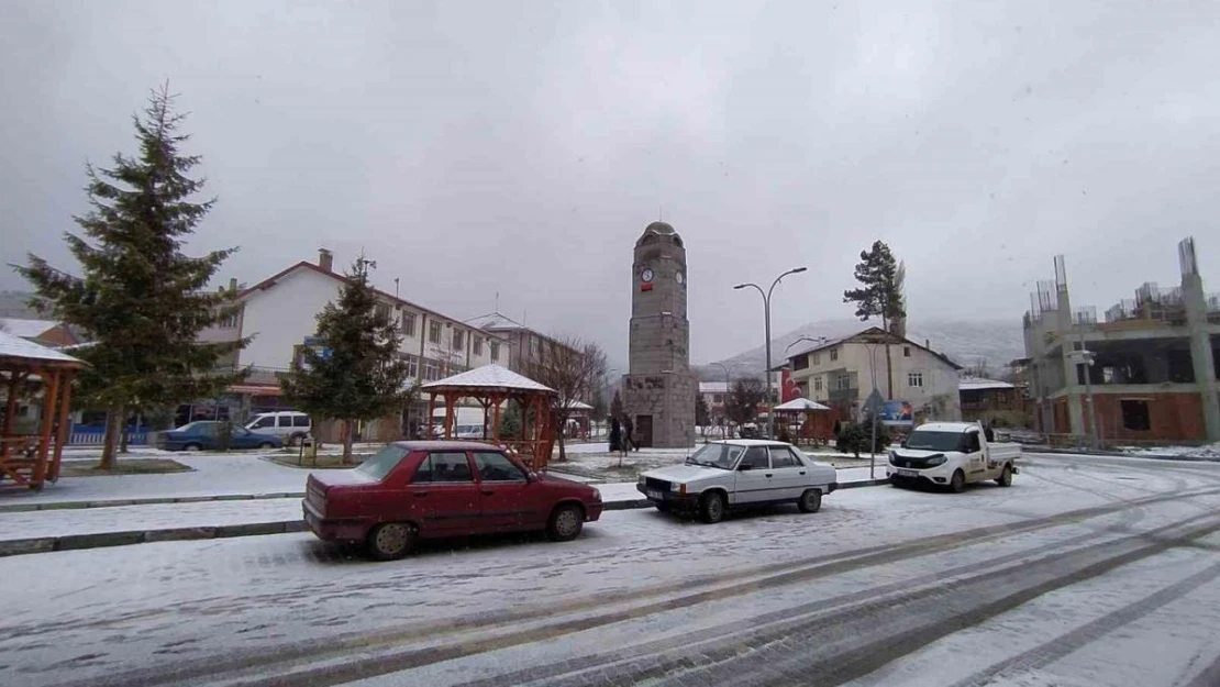 Yağan kar ilçe merkezini beyaza bürüdü