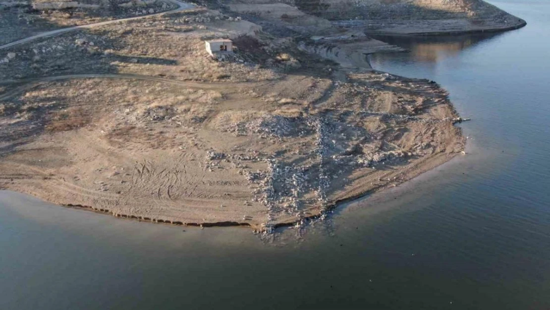 Yağış olmadı, Yamula Barajı'nda sular çekildi