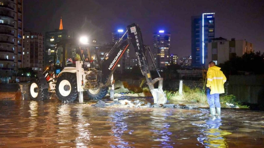 Yağışın etkili olduğu Mersin'de ekipler gece boyunca çalıştı