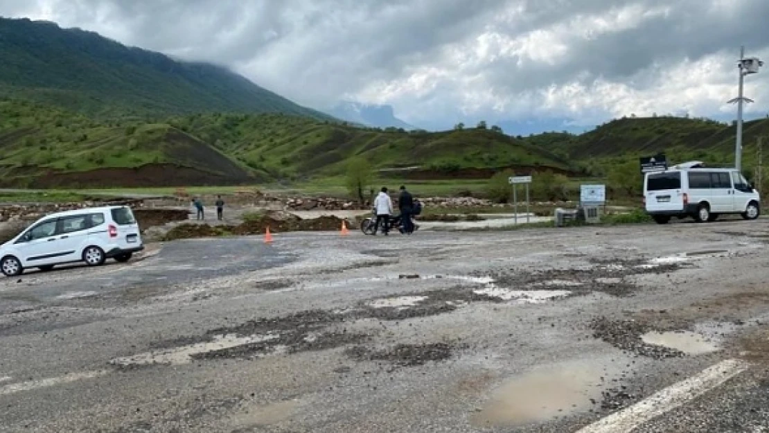 Yağışın etkisiyle köprüler yıkıldı