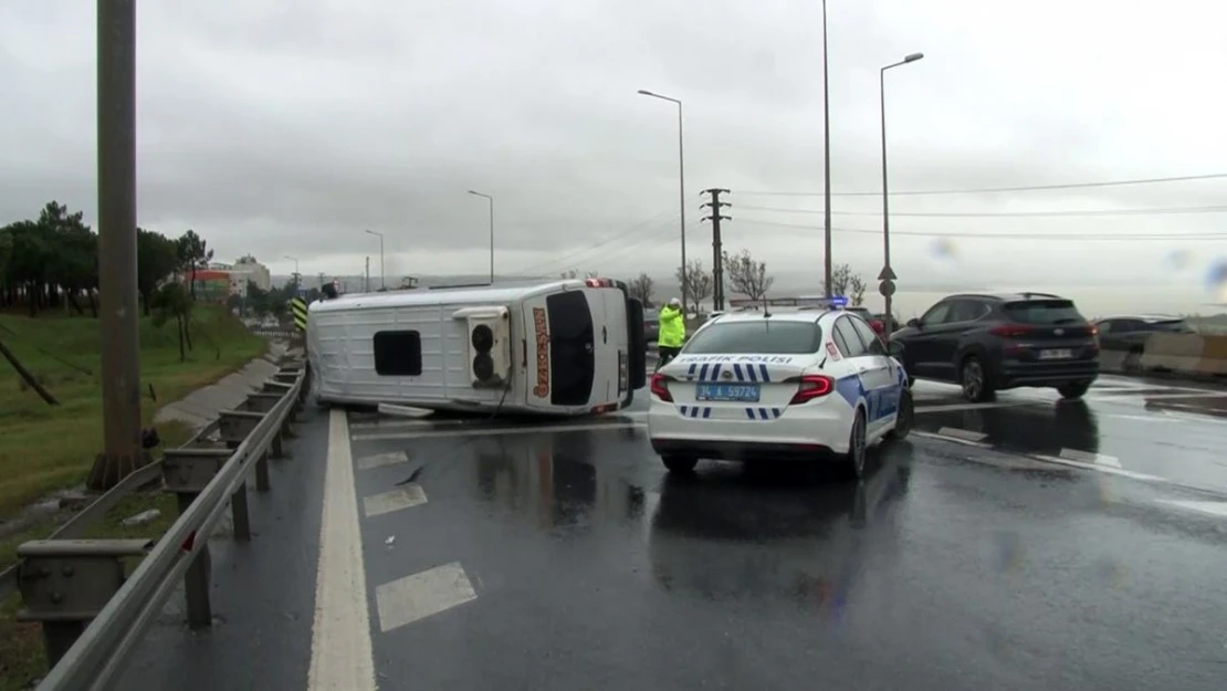 Yağmur nedeniyle kayganlaşan yolda minibüs devrildi: 1 yaralı