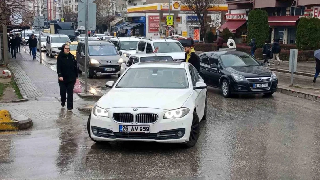 Yağmur sonrası kent merkezinde trafik sıkıştı