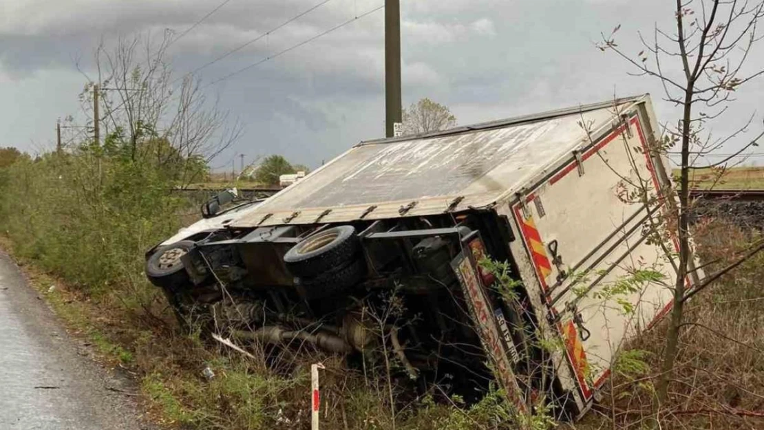 Yağmurda kayan kamyonet yol kenarına devrildi, sürücü sıyrıklarla kurtuldu