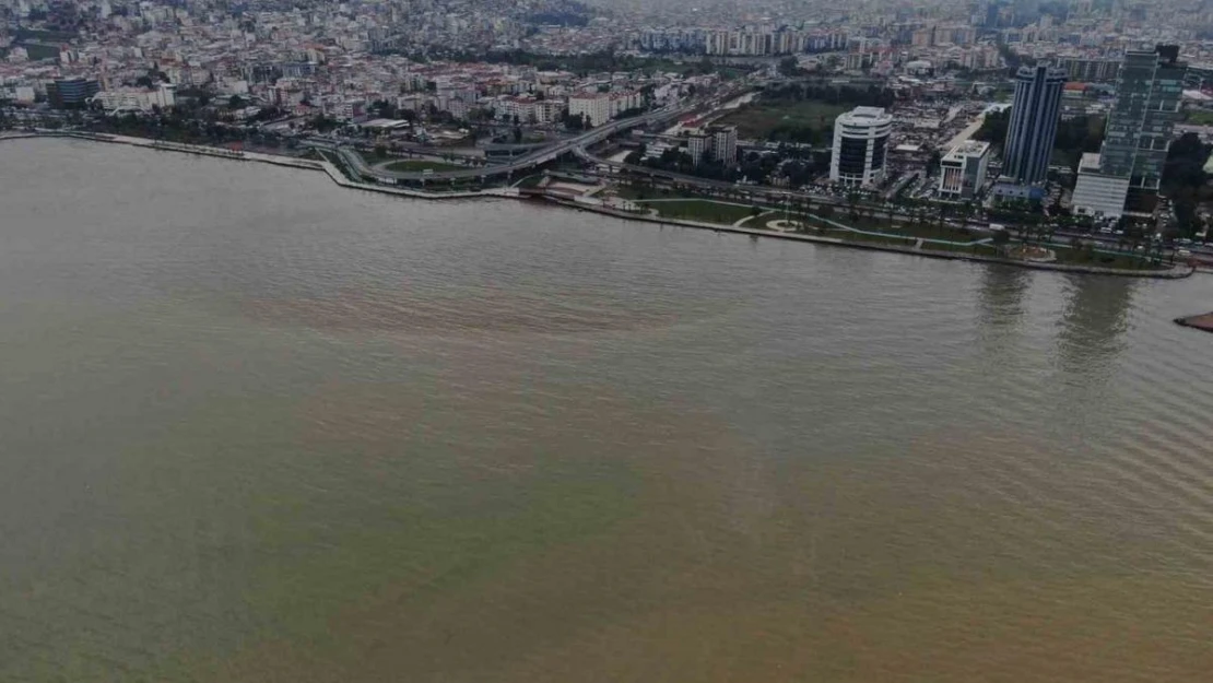 Yağmurun ardından İzmir Körfezi'nin rengi değişti