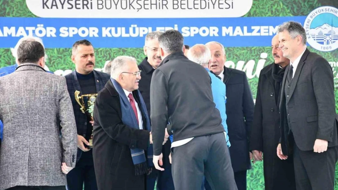 Yahyalıspor kupasını aldı