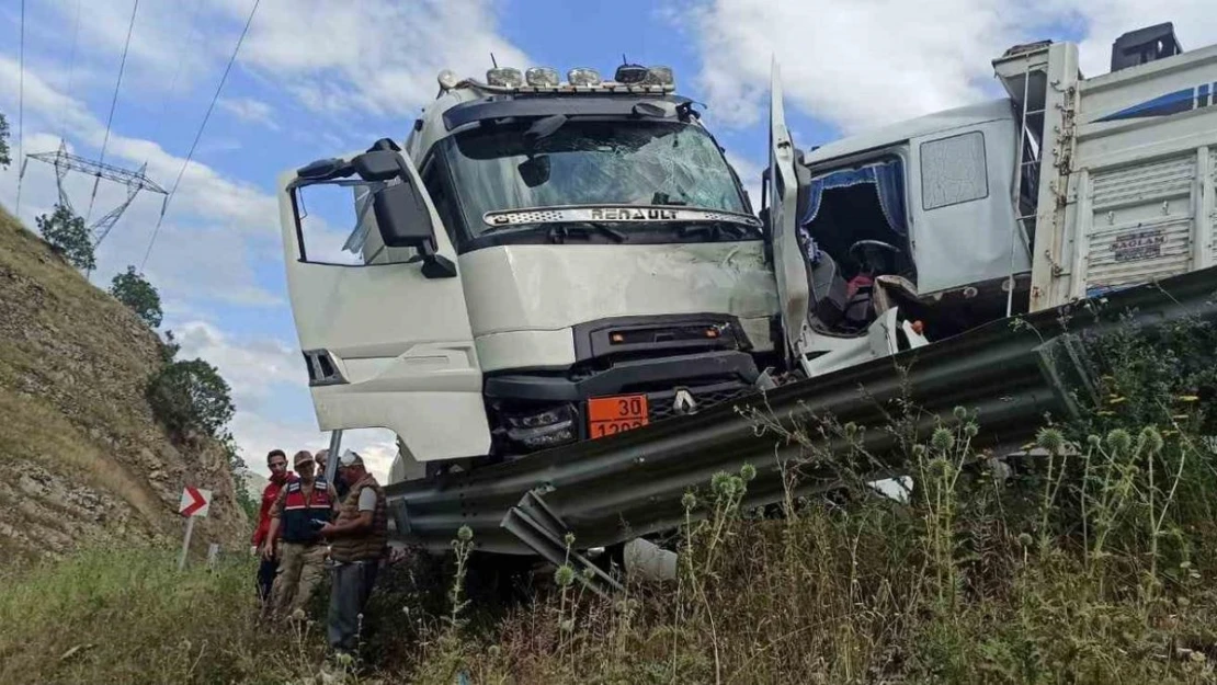 Yakıt tankeriyle tır kafa kafaya çarpıştı: 3 yaralı