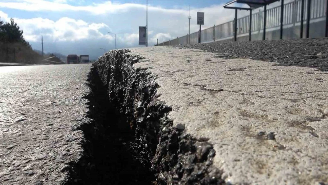 Yalova'da çökme yaşanan hastane yolu trafiğe kapandı