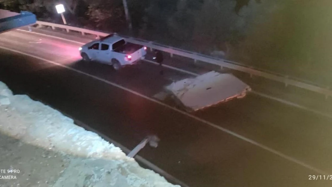 Yalova'da fırtına beton bloğu uçurdu