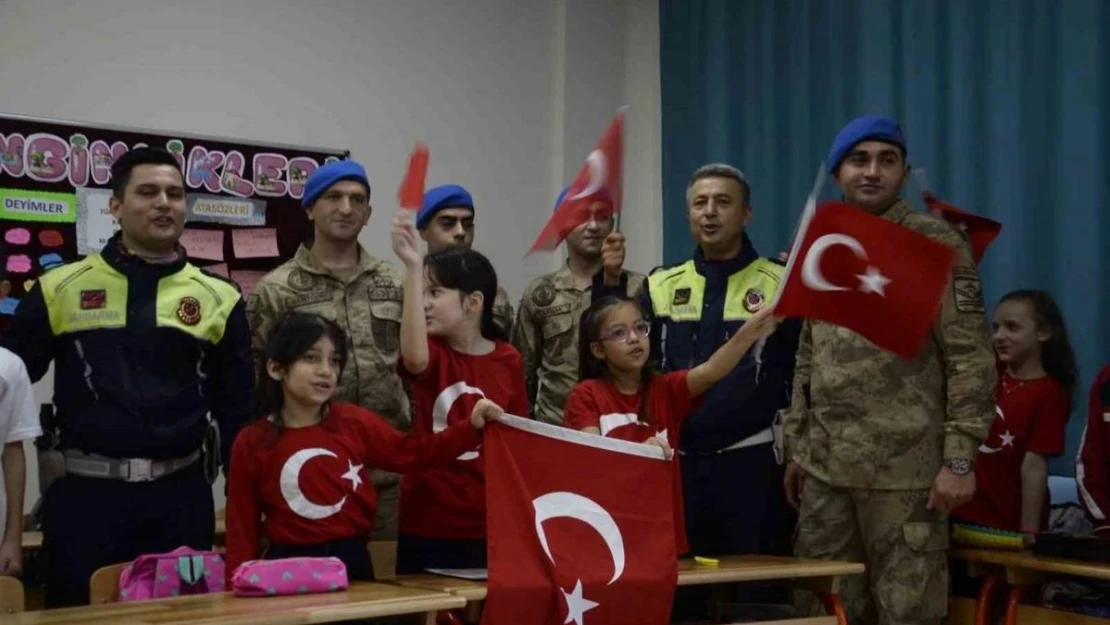 Yalova'da jandarma öğrencilerle buluştu