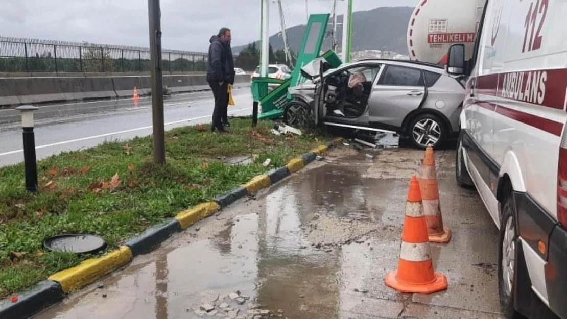 Yalova'da otomobil tabelaya çarptı, sürücü hayatını kaybetti