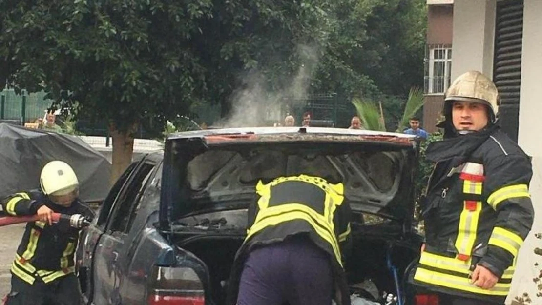 Yanan otomobili balkondan kovayla su dökerek söndürmeye çalıştı