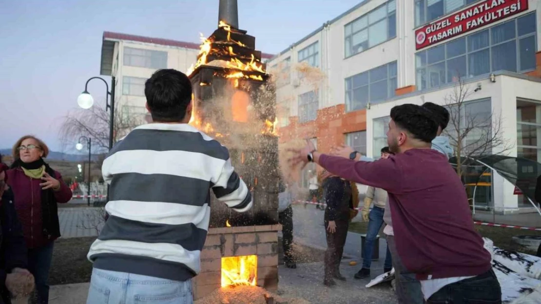 Yarım ton çamur kullanıp, tarihi saat külesinin heykelini yaptılar