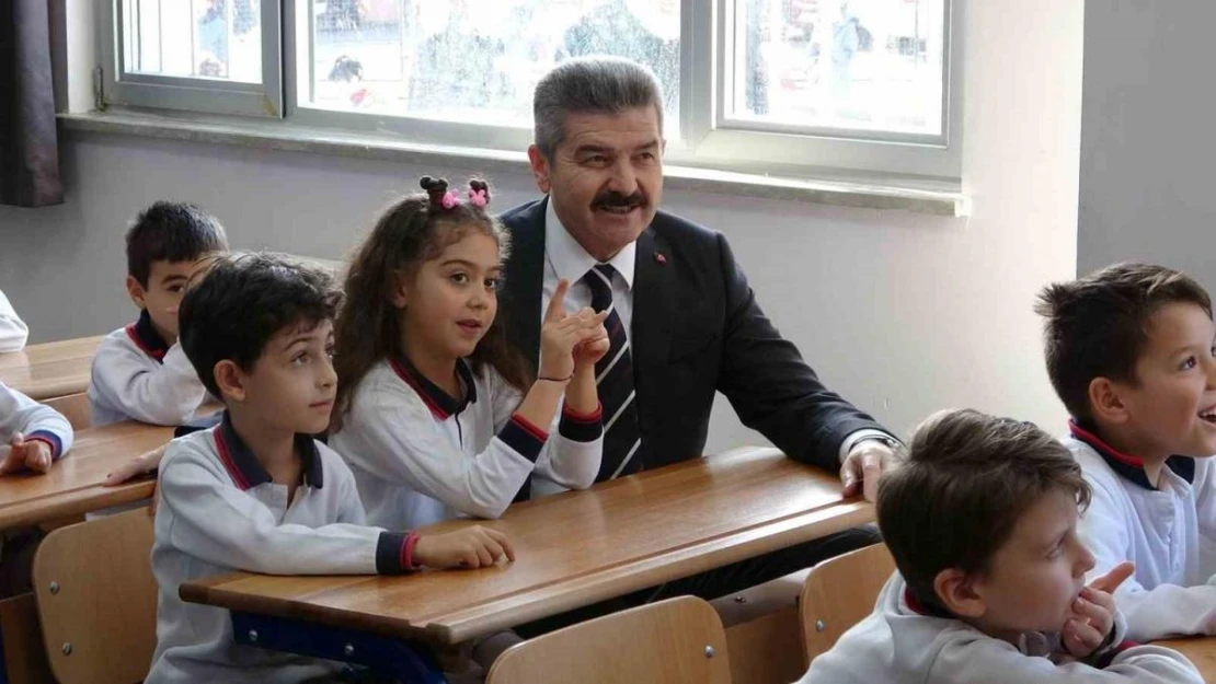 Yarıyıl tatiline giren öğrenciler karnelerini Vali Ergün'ün elinden aldı