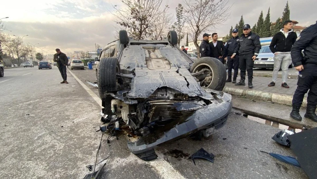 Yayaya çarpmamak için manevra yapan otomobil takla attı: 1 ölü, 2 yaralı