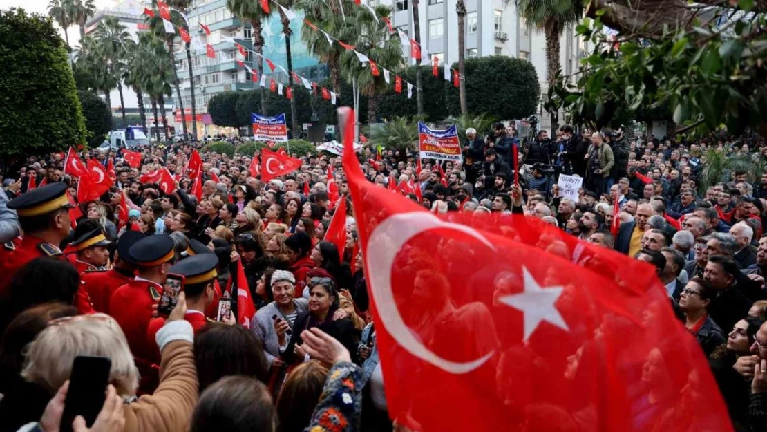 Yeniden aday gösterilen Adana Büyükşehir Belediye Başkanı Karalar, vatandaşlarla buluştu