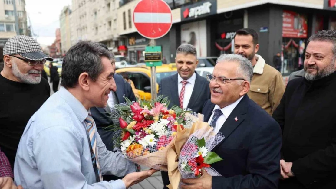 Yeraltı çarşısı esnafından Başkan Büyükkılıç'a çiçekli karşılama