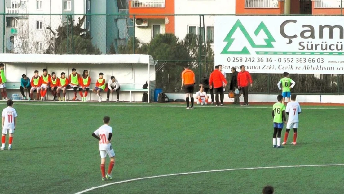 Yeşil sahada örnek davranış Tedavi bitinceye kadar kendi aralarında top çevirdiler