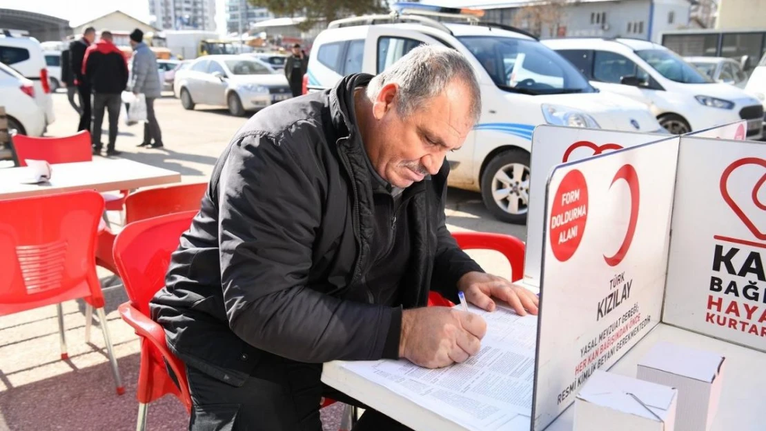 Yeşilyurt belediye personeli kan verdi